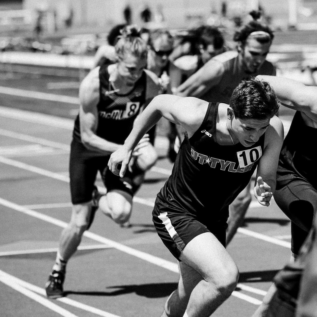 People running explosively