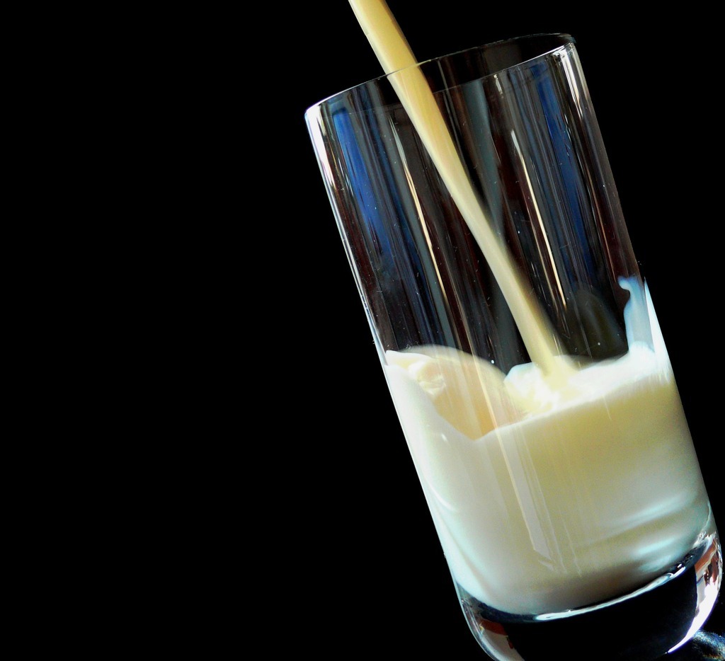 Filling a glas with milk from casein