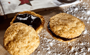 Biscuit with artificial sweeteners topping and flour
